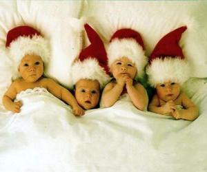 yapboz Noel Baba şapkalı Dört bebekler